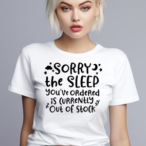 Peut inclure: T-shirt blanc avec un texte noir qui dit "Désolé, le sommeil que vous avez commandé est actuellement en rupture de stock."