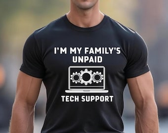 Peut inclure: T-shirt noir avec le texte blanc "I'M MY FAMILY'S UNPAID TECH SUPPORT". Le motif comprend un ordinateur portable avec des icônes d'engrenages. Le t-shirt à manches courtes est en matière souple.