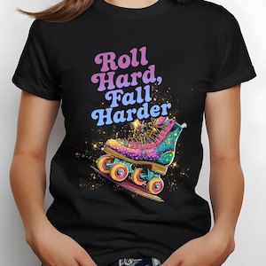 Może przedstawiać: Czarny t-shirt z kolorową grafiką rolek i napisem "Roll Hard, Fall Harder" w kolorze różowym, fioletowym i niebieskim. Rolka ma żółty, różowy i niebieski wzór ze złotymi akcentami.