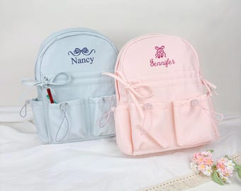 Mochila personalizada con nombre bordado para niños, de nailon impermeable, ideal como regalo para la vuelta al cole.