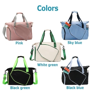 Op de afbeelding: Een verzameling sporttassen in verschillende kleuren, waaronder roze, hemelsblauw, wit met groene accenten, zwart met groene accenten en zwart met blauwe accenten. Elke tas heeft een bijpassend accessoirevak.