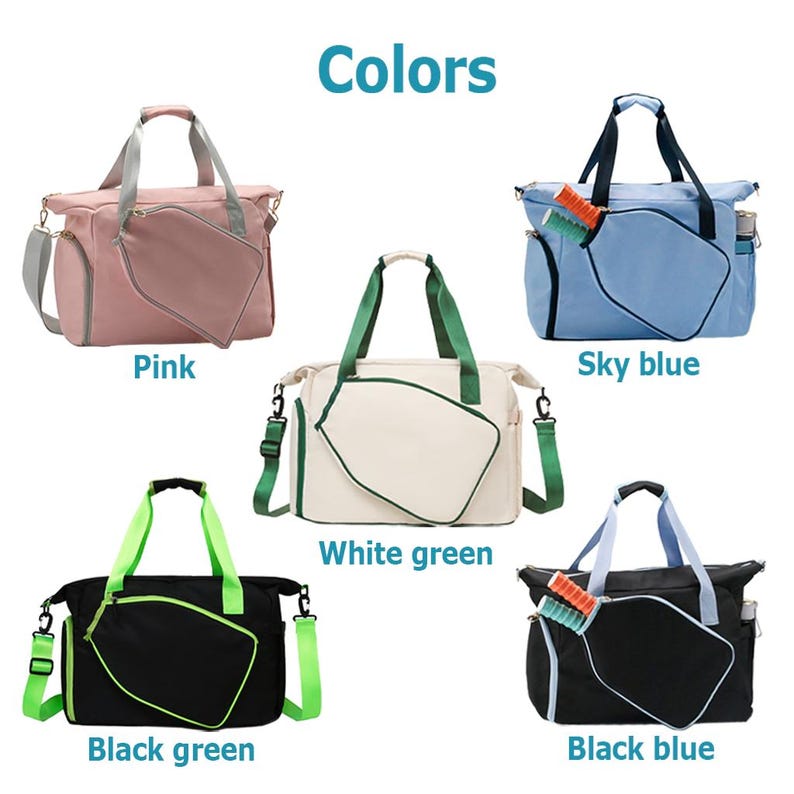 Op de afbeelding: Een verzameling sporttassen in verschillende kleuren, waaronder roze, hemelsblauw, wit met groene accenten, zwart met groene accenten en zwart met blauwe accenten. Elke tas heeft een bijpassend accessoirevak.