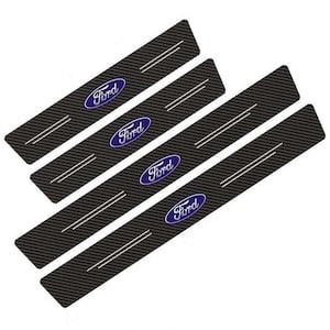 Puede incluir: Juego de cuatro protectores de umbral de puerta de coche negros con textura de fibra de carbono. Cada protector presenta el logotipo de Ford en azul y blanco, junto con dos rayas blancas paralelas. Accesorio automotriz.