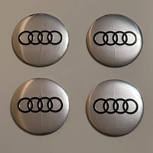 Set aus 4 glänzenden silbernen Audi 56 mm Radnaben-Aufkleber