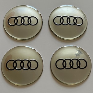 Set di 4 adesivi per mozzi ruota Audi da 65 mm (2,56&quot;) color argento – Resina epossidica lucida – Decalcomanie autoadesive per mozzi – compatibili con A3/A4/A6/Q5/TT