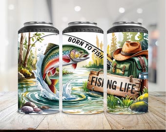 Può includere: Tre refrigeratori per lattine isolati con disegni a tema pesca. Uno presenta una trota che salta, un altro dice "Born to Fish", e il terzo mostra un cappello da pescatore, uno zaino e le parole "Fishing Life".