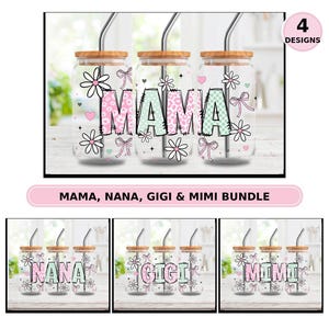 Könnte beinhalten: Gläser mit Holzdeckeln und Metallstrohhalmen. Die Gläser sind mit floralen Designs und dem Wort "MAMA" in Rosa und Grün verziert. Das Bild zeigt auch Gläser mit den Wörtern "NANA", "GIGI" und "MIMI".