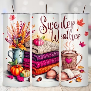 Può includere: Un bicchiere con un design a tema autunnale. Il design include una pila di maglioni, zucche, una tazza di caffè e le parole "Sweater Weather". Il bicchiere ha un coperchio argentato e una cannuccia.