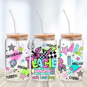 Puede incluir: Tres vasos de vidrio transparente con tapas de bambú y pajitas. Cada vaso presenta un diseño colorido con palabras y gráficos temáticos de profesores, como estrellas, globos terráqueos y lápices. Las palabras incluyen "Encouraging", "Teacher" y "ABC".