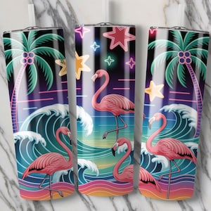 Op de afbeelding: Drie cilindrische bekers met rietjes voorzien van een neon-stijl grafisch ontwerp. De print toont roze flamingo's, blauwgroene oceaangolven en gloeiende sterren tegen een donkere achtergrond met een zonsondergangverloop aan de onderzijde.