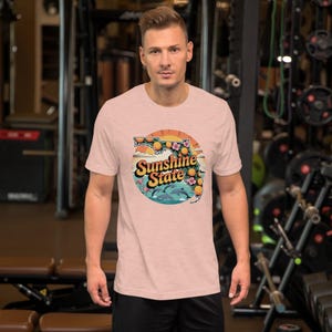 T-shirt carte rétro Sunshine State de la Floride - oranges, hibiscus et faune côtière