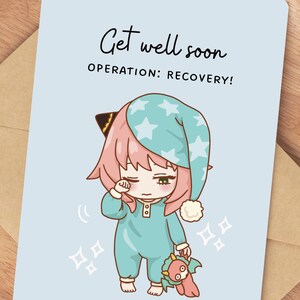 personnalisée Anya se rétablit bientôt | Art d'anime chibi endormi, cadeau pour les amateurs d'anime + manga | Personnalisez avec votre message de voeux personnalisé !
