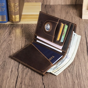 Capa de passaporte de couro personalizada, porta-passaporte AirTag, carteira de passaporte RFID masculina, protetor organizador de passaporte de viagem, presente para ele
