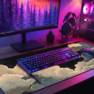Könnte beinhalten: Ein Gaming-Setup mit einer schwarzen Tastatur, einer Maus und einem Mauspad mit Wolkenmuster. Die Tastatur und der Computer sind mit violetten und rosa Lichtern beleuchtet. Der Monitor zeigt eine lila und rosa Waldszene.