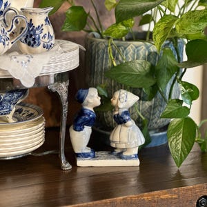 Delft Blue Holland Kissing Boy And Girl figurine