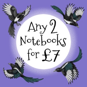Może przedstawiać: Fioletowe tło z białym kołem w środku. Koło zawiera tekst "Any 2 Notebooks for £7" w kolorze czarnym. Cztery czarno-białe sójki latają wokół koła.