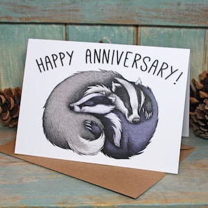 Tarjeta de feliz aniversario con ilustración de pareja de tejones