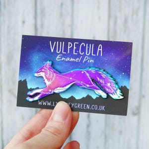 Pin dello smalto arcobaleno della costellazione della volpe di Vulpecula