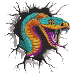 Puede incluir: Una serpiente colorida con un patrón verde brillante, naranja y morado está rompiendo una pared agrietada. La boca de la serpiente está abierta, mostrando dientes afilados.