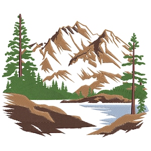 Op de afbeelding: Een geborduurd ontwerp met een bergketen met bruine toppen en een besneeuwde top. De scène omvat groene dennenbomen, een meer en bruin rotsachtig terrein, alles tegen een witte achtergrond.