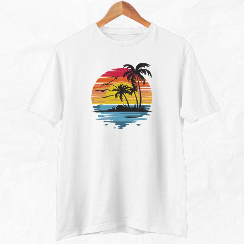 K&ouml;nnte beinhalten: Wei&szlig;es T-Shirt mit einem Aufdruck von Palmen und einem Sonnenuntergang am Strand. Der Aufdruck ist im Retro-Stil mit einem runden Design.