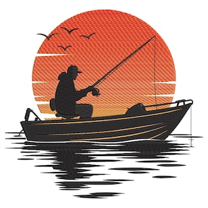 Op de afbeelding: Geborduurd ontwerp van een visser in een boot, silhouet tegen een levendige oranje zonsondergang. De boot is zwart met gouden randen en het water weerspiegelt de scène. Drie vogels vliegen boven de zon en creëren een serene visscène.