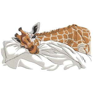 Puede incluir: Diseño bordado de una jirafa descansando sobre una almohada blanca. La jirafa tiene un pelaje marrón y beige estampado, con un cuello largo y pequeños cuernos. La almohada tiene un aspecto texturizado y sombreado.