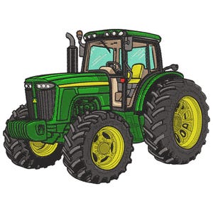 Op de afbeelding: Geborduurd beeld van een groene tractor met gele accenten. De tractor heeft grote zwarte banden met gele velgen, een cabine met een voorruit en een schoorsteen. Het ontwerp heeft een gedetailleerde, gestikte uitstraling.