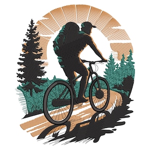 Może przedstawiać: Sylwetka osoby jadącej na rowerze górskim przez las z zachodem słońca w tle. Rower ma czarne opony i czarną ramę. Osoba ma na sobie plecak i kask.