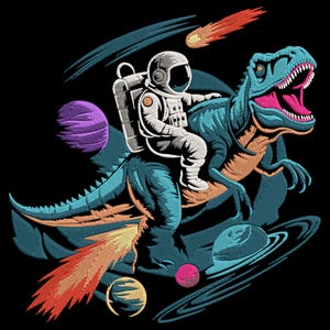 Op de afbeelding: Een astronaut die op een blauwe en oranje dinosaurus door de ruimte rijdt. De dinosaurus vliegt door een veld van sterren en planeten. De astronaut draagt een wit ruimtepak met een rode streep.
