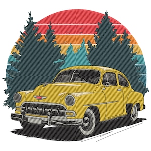 Puede incluir: Ilustración de un coche amarillo vintage con un fondo de puesta de sol rojo, naranja y amarillo y árboles verde oscuro. El coche tiene neumáticos de banda blanca y un parachoques cromado. Un diseño retro.