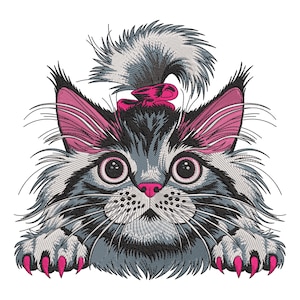 Puede incluir: Un gato gris y blanco con orejas rosas y un lazo rosa en el pelo. El gato está mirando a la cámara con ojos grandes y redondos. Las patas del gato son visibles en primer plano.