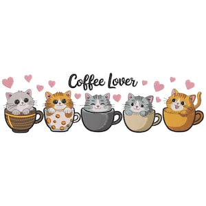 Può includere: Un disegno ricamato con cinque gatti dei cartoni animati in tazze di caffè. I gatti sono di vari colori e le tazze sono marroni, arancioni, grigie, beige e gialle. Il testo "Coffee Lover" è sopra i gatti, con cuori rosa sparsi.