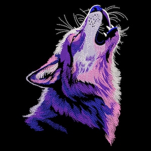 Puede incluir: Un lobo morado y azul aullando a la luna. El pelaje del lobo es un degradado de morado y azul, con reflejos blancos. La boca del lobo está abierta y sus dientes son visibles. Los ojos del lobo están cerrados.