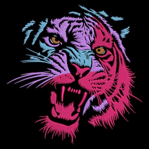 Puede incluir: Un diseño bordado de una cabeza de tigre rugiendo. El tigre está representado en tonos rosa, morado y azul sobre un fondo negro. La boca abierta, los dientes a la vista y los ojos enfocados.