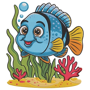 Könnte beinhalten: Ein blauer Cartoon-Fisch mit gelben und orangefarbenen Flossen schwimmt durch grünes Seegras und rote Korallen. Der Fisch hat ein breites Lächeln und große Augen.
