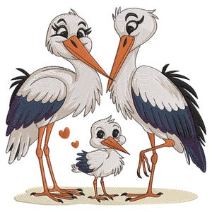 Puede incluir: Una familia de tres cigüeñas de dibujos animados. Las dos cigüeñas adultas están de pie una al lado de la otra, con la cigüeña bebé más pequeña de pie delante de ellas. Las cigüeñas son blancas con marcas azules y negras. Las cigüeñas adultas tienen picos naranjas y ojos negros. La cigüeña bebé tiene un pico amarillo y ojos negros. Hay tres corazones rojos flotando en el aire entre las cigüeñas.