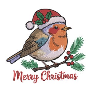 Puede incluir: Ilustración detallada de un pájaro con un gorro de Papá Noel, posado en una rama con bayas y agujas de pino. El pájaro tiene plumas naranjas, marrones y azules. El texto "Merry Christmas" está escrito en rojo.