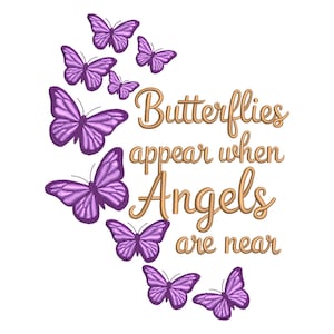 Może przedstawiać: Haftowany wzór przedstawiający fioletowe motyle w różnych rozmiarach, z napisem "Butterflies appear when Angels are near" złotą czcionką. Motyle mają teksturowane skrzydła.