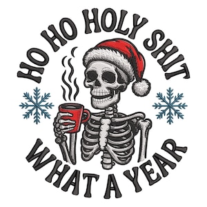 Puede incluir: Diseño bordado con un esqueleto con gorro de Papá Noel, sosteniendo una taza roja, con el texto "HO HO HOLY SHIT WHAT A YEAR" y copos de nieve. El diseño es en negro, rojo y blanco.