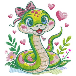 Könnte beinhalten: Gesticktes Design im Cartoon-Stil, das eine lächelnde grüne Schlange mit einer rosa Schleife zeigt, umgeben von rosa Herzen und floralen Akzenten. Die Schlange hat große blaue Augen und eine lange, rosa Zunge. Auf weißem Hintergrund.