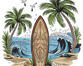 Pode incluir: Design bordado com uma prancha de surf com um padrão castanho e laranja, num cenário de praia. Palmeiras, ondas do oceano e gaivotas também estão incluídas no design. A obra de arte evoca um tema tropical e praiano.