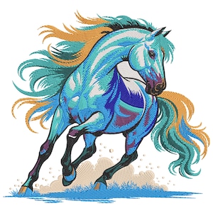 Könnte beinhalten: Ein blaues und grünes Pferd mit einer fließenden Mähne und einem Schweif, das durch ein Feld aus Sand und Wasser rennt.