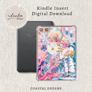 Könnte beinhalten: Ein Kindle-Insert mit Küstenmotiv. Das Design zeigt Muscheln, Korallen und Segelboote in Rosa, Blau und Weiß. Der Text lautet "Kindle Insert Digital Download" und "Coastal Dreams".