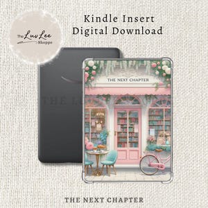 Puede incluir: Un dispositivo Kindle negro junto a una funda transparente con una ilustración rosa y blanca de una librería. La funda presenta una puerta rosa, una bicicleta y el texto "THE NEXT CHAPTER". La imagen también incluye el texto "Kindle Insert Digital Download".