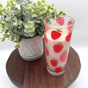 Strawberry milkshake candle with red glitter - Red berry scent