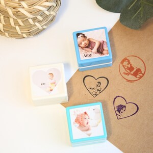Niestandardowy stempel portretowy dziecka - spersonalizowany stempel z imieniem i twarzą, samotuszujący stempel ze zdjęciem dziecka, pamiątka z baby shower dla noworodka, prezent na pamiątkę z okazji narodzin dziecka