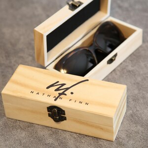 Étui à lunettes de soleil personnalisé pour homme avec nom gravé - boîte à lunettes en bois personnalisée, cadeau pour garçon d'honneur, porte-verre de lecture de voyage pour papa