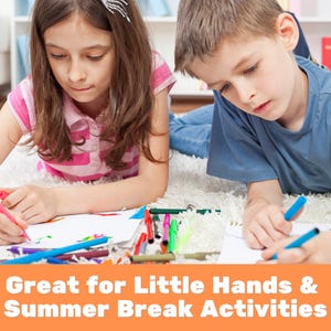 Puede incluir: Dos ni&ntilde;os est&aacute;n tumbados en el suelo, coloreando con rotuladores de colores. Ambos est&aacute;n concentrados en sus dibujos. Ideal para manos peque&ntilde;as y actividades de vacaciones de verano.