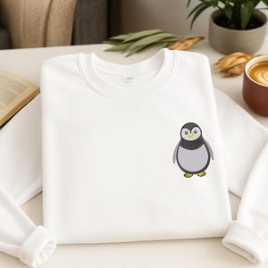 Pinguin-Sweatshirt, besticktes Pinguin-Sweatshirt mit Rundhalsausschnitt, ästhetisches Winter-Sweatshirt, trendiges Geschenk für Pinguinliebhaber, Tier-Sweatshirt